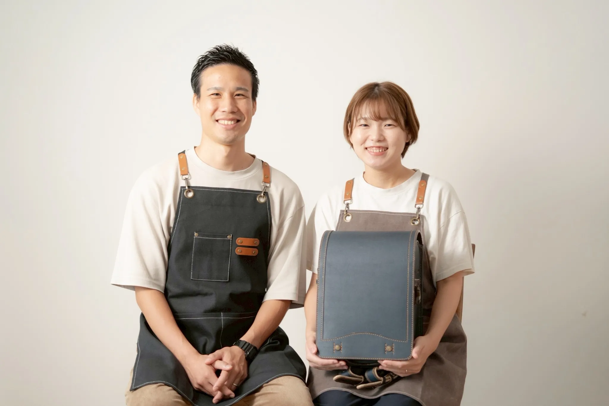 工房で働く夫婦